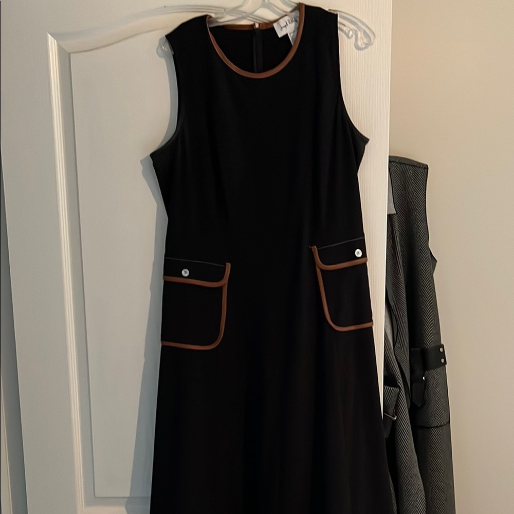 Elegant Black Sleeveless Dress with Brown Trim
Bust 43
Length 51
Hip 52